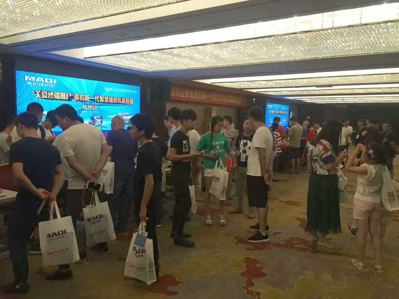 美機(jī)新一代智慧縫紉機(jī)巡回展引爆杭州服裝生產(chǎn)圈