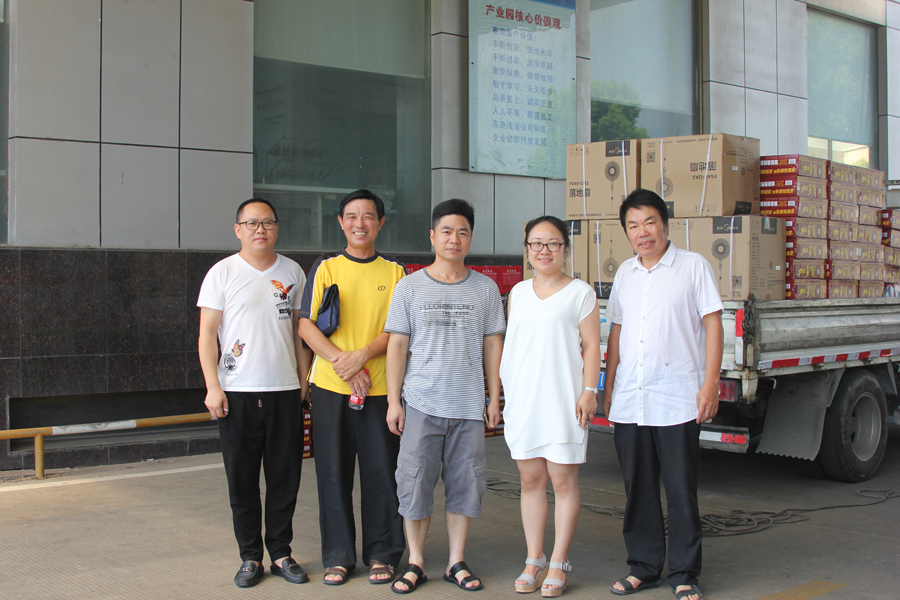 炎炎夏日高溫送清涼，溫嶺市總工會(huì)王靜副主席、鎮(zhèn)總工會(huì)主席徐海兵一行慰問(wèn)美機(jī)職工