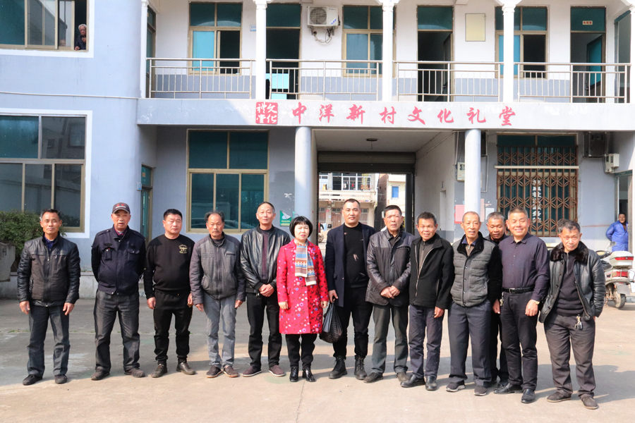 情系家鄉(xiāng)，回報(bào)社會(huì)。溫嶺市人大代表、美機(jī)副總經(jīng)理林燕飛、美機(jī)黨支部書記張繼富慰問(wèn)新河鎮(zhèn)中洋新村老人