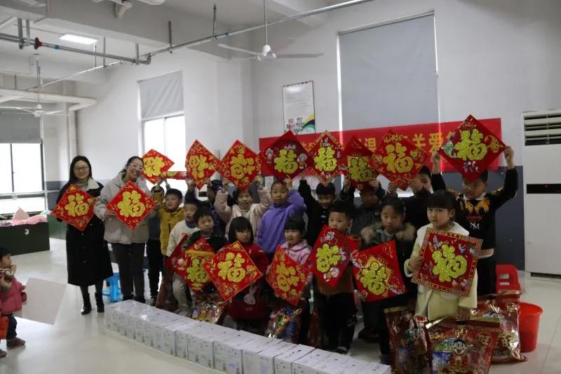 新河鎮(zhèn)婦聯(lián)主席顏丹陽、新河鎮(zhèn)團委書記葛璐瑤慰問美機職工子女